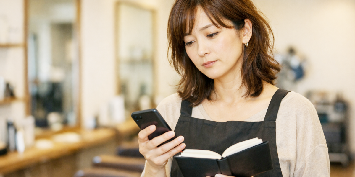 美容サロンオーナーが集客の悩みを抱えているイメージ