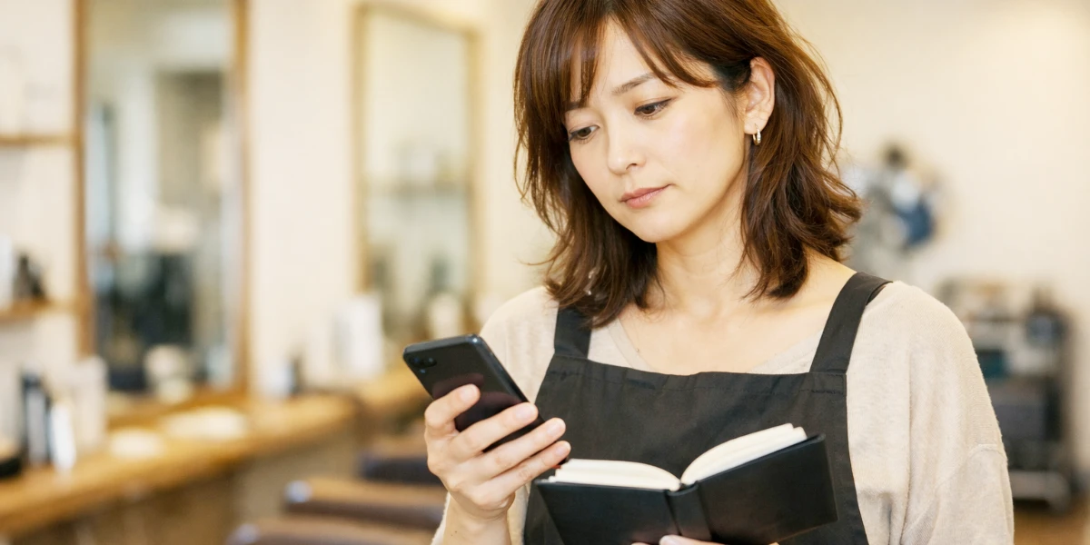 美容サロンオーナーが集客の悩みを抱えているイメージ